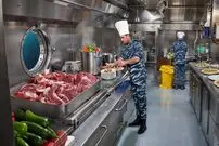 ببینید؛ فرآیند پخت غذا برای کارکنان نظامی یک زیر دریایی هسته ای