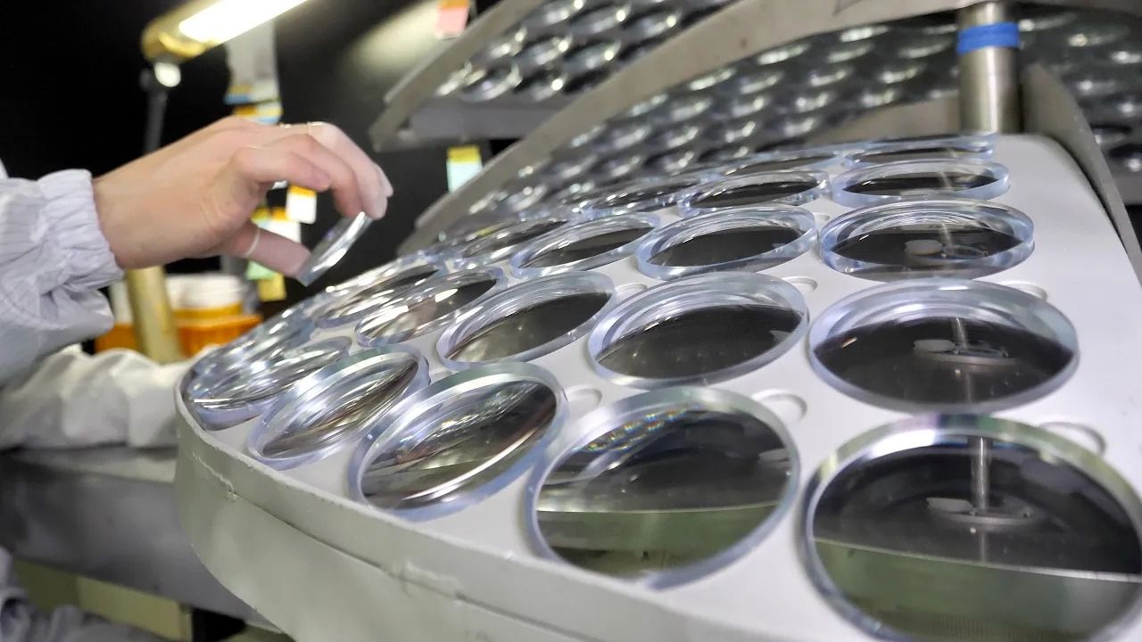 (ویدئو) ببینید کره ای ها با چه مهارتی در کارخانه عینک تولید می کنند