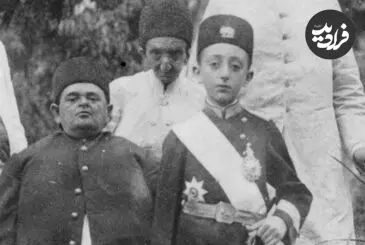عکس| سفر زمان؛ عکس یادگاری «شازده‌ها و خواجه‌ها» در روز تولد شاه در کاخ صاحبقرانیه