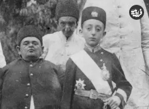عکس| سفر زمان؛ عکس یادگاری «شازده‌ها و خواجه‌ها» در روز تولد شاه در کاخ صاحبقرانیه