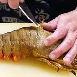 ببینید| غذای خیابانی در ژاپن؛ تهیه دو مدل غذا با لابستر بالمین در اوکیناوا