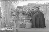 (عکس) صف طولانی مردم با دبه و کپسول برای نفت و گاز 