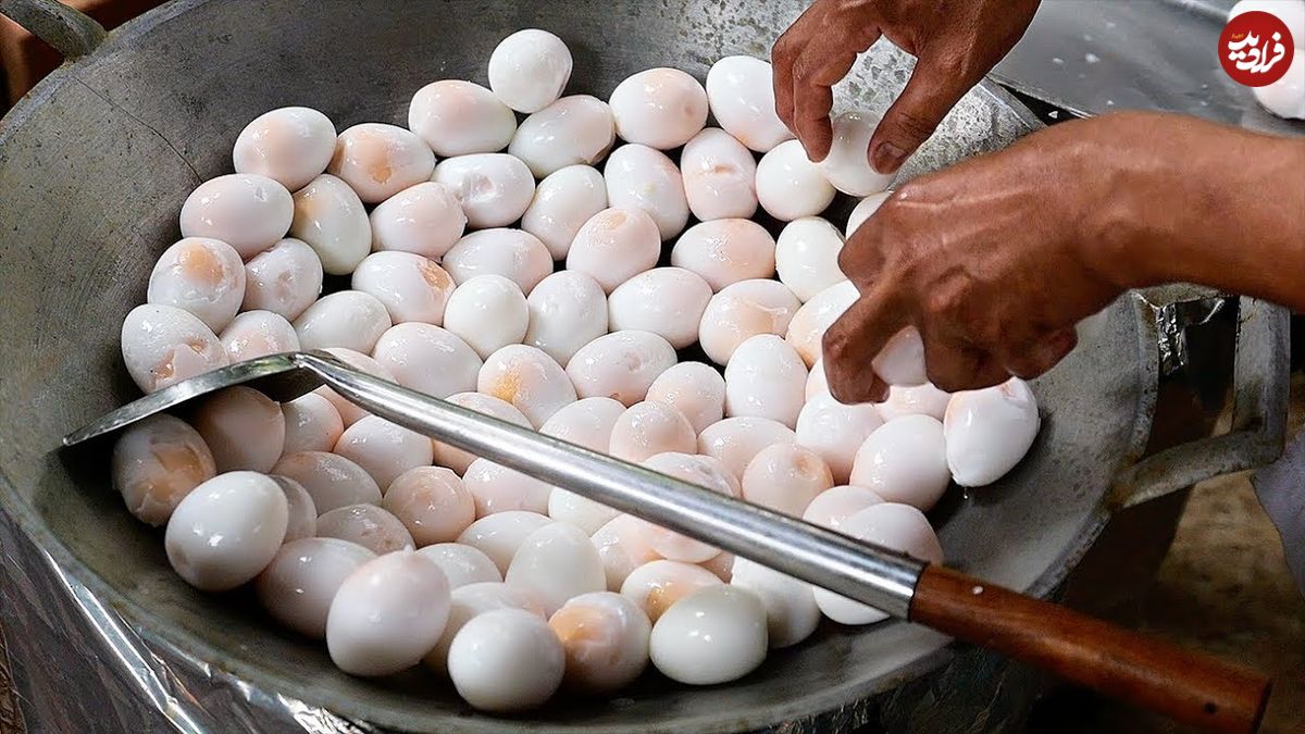 ببینید| غذای خیابانی در تایلند؛ تخم اردک سرخ شده با سبزیجات در بانکوک