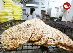 عکس| سفر زمان؛ نمایی از یک مغازه نانوایی سنگکی و آجیل فروشی در دوران قاجار