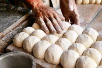 ببینید؛ غذای خیابانی در هند؛ پخت انواع نان در تنور در کشمیر