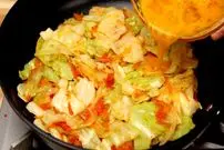 ببینید| با کلم و تخم مرغ این غذای جدید و ساده را درست کنید