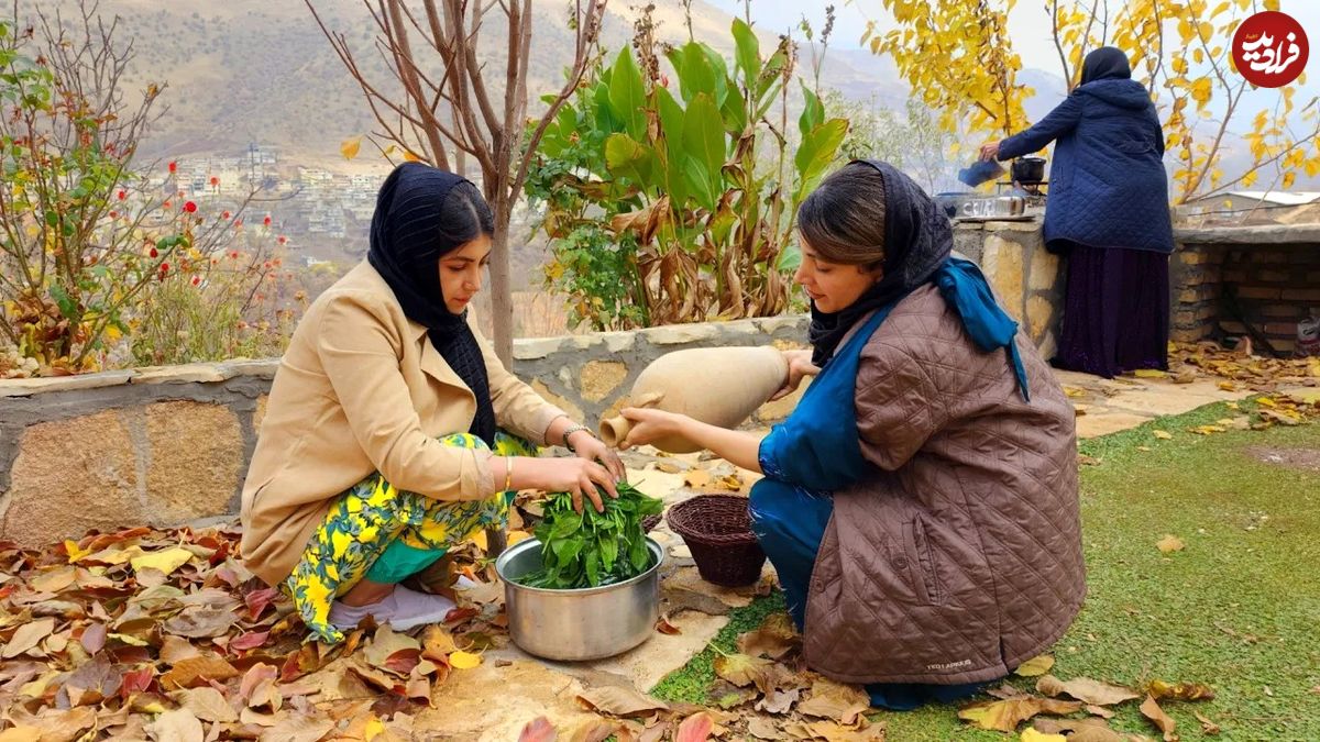 (ویدئو) ببینید این خانواده روستایی کردستانی با چه مهارتی بورانی اسفناج آماده می کنند