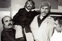 عکس| سفر زمان؛ «بلندقدترین مرد سینمای ایران» در پشت‌صحنۀ یکی از فیلم‌هایش؛ سال 56