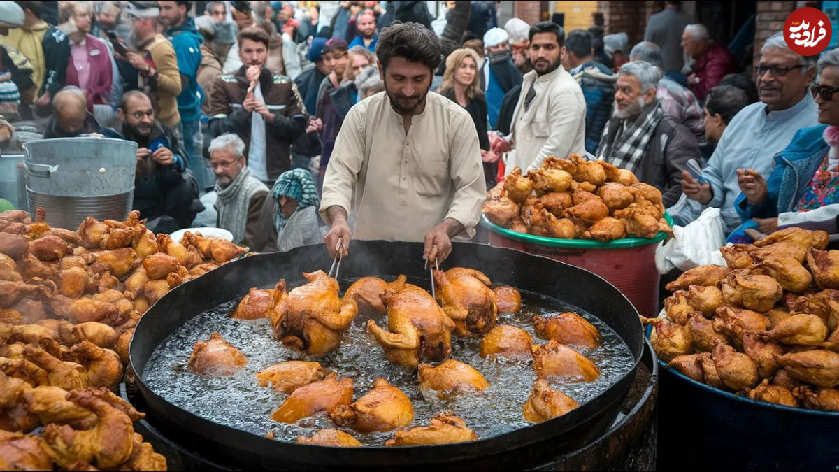 (ویدئو) غذای خیابانی در پاکستان؛ پخت مرغ سوخاری با ادویه در راولپندی