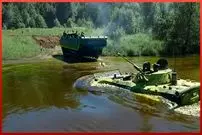 ببینید| مراحل بیرون آوردن یک تانک قدیمی جنگ جهانی دوم از رودخانه و راه اندازی آن