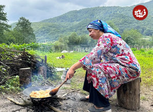 (ویدئو) غذای روستایی در ایران؛ برداشت توت و تهیه مربا