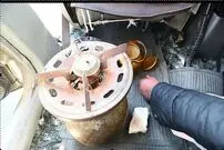 (ویدئو) حرکت باورنکردنی راننده پراید؛ روشن کردن گاز پیک‌نیک داخل ماشین!