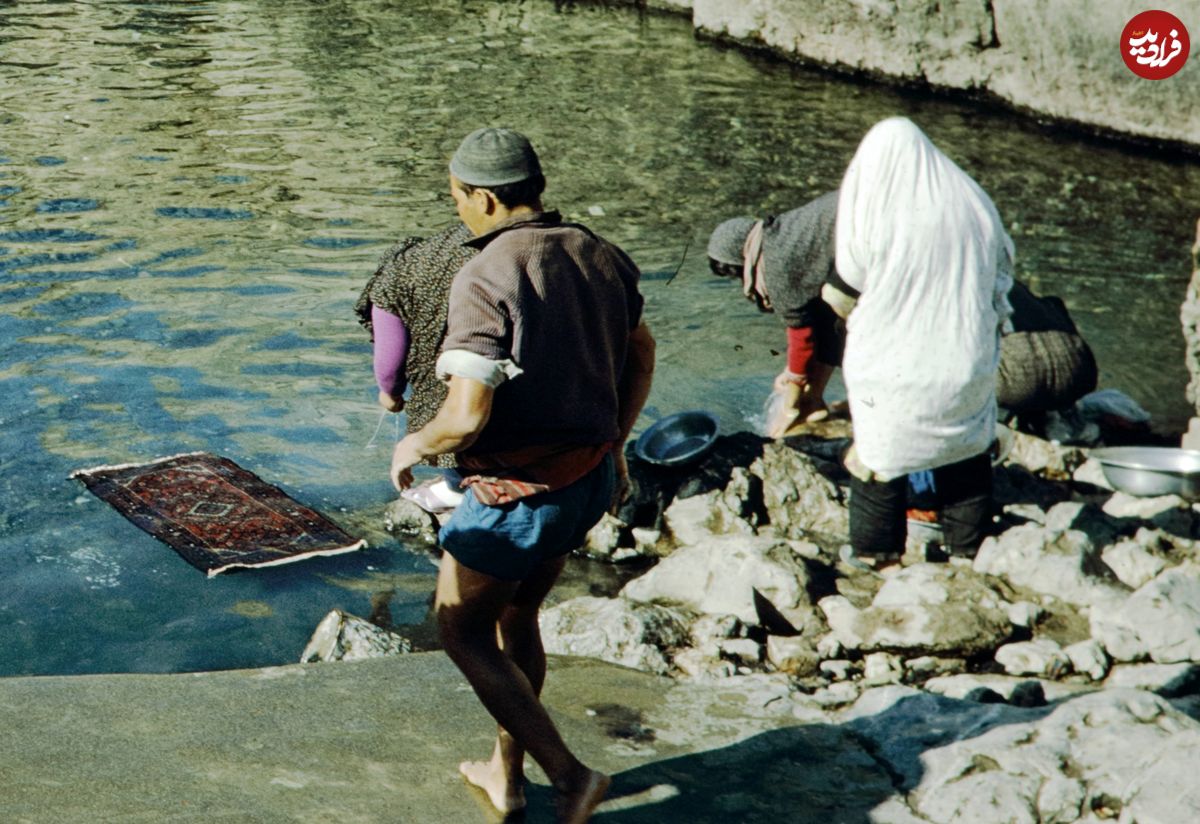 (تصاویر) سفر به ایران قدیم؛ قالیشویی شب عید در چشمه‌علی شاه‌عبدالعظیم؛ 58 سال قبل