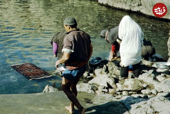 (تصاویر) سفر به ایران قدیم؛ قالیشویی شب عید در چشمه‌علی شاه‌عبدالعظیم؛ 58 سال قبل