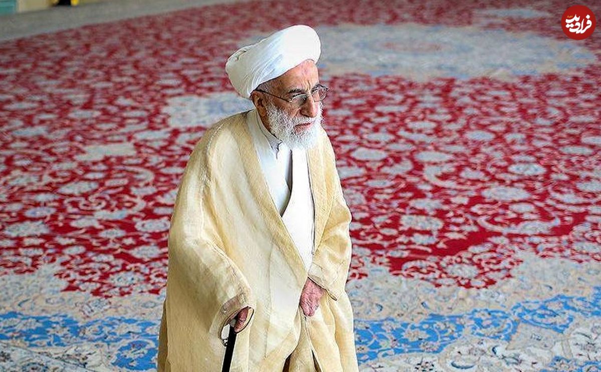 عکس؛ سفر به تاریخ؛ «آیت الله جنتی و صادق خلخالی» در تحصن دانشگاه تهران؛ سال ۱۳۵۷