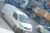 (ویدئو) لحظه عجیب ریزش بتن روی خودروهای پارک شده وسط خیابان!