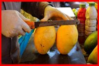 ببینید، نگاهی به سرعت و مهارت فروشنده هندی در برش زدن میوه؛ از انبه و هندوانه تا طالبی