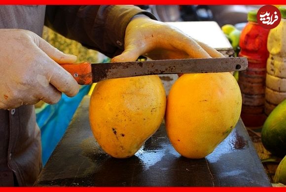 ببینید، نگاهی به سرعت و مهارت فروشنده هندی در برش زدن میوه؛ از انبه و هندوانه تا طالبی