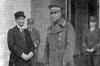 عکس؛ سفر در زمان؛ «رضاخان در روز اول سلطنت اش در کاخ گلستان»؛ سال 1305