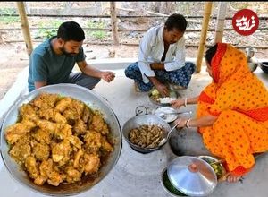 (ویدئو) غذای روستایی در هند؛ پخت خورشت مرغ کاری توسط مادر و دختر روستایی