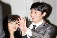 عکس| سفر زمان؛ «یونگپو» در 45 سالگی در حال ماهیگیری با پسرش در کنار دریاچه