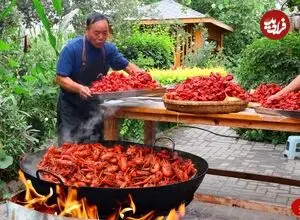 ببینید| غذای روستایی در چین؛ پخت یک غذای سنتی با 10 هزار خرچنگ آب شیرین