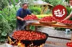 ببینید| غذای روستایی در چین؛ پخت یک غذای سنتی با 10 هزار خرچنگ آب شیرین