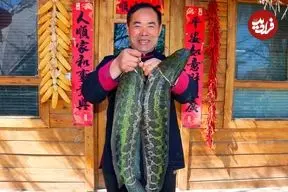 ببینید| غذای روستایی در چین؛ پخت یک غذای سنتی با دو ماهی سرماری