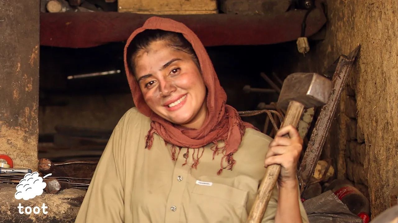 (ویدئو) یک روز شاگردی با دختر جسور افغانستانی در یک آهنگری سنتی