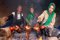 ببینید؛ غذای روستایی در افغانستان؛ کباب کردن مرغ کامل در غار توسط زوج سالخورده