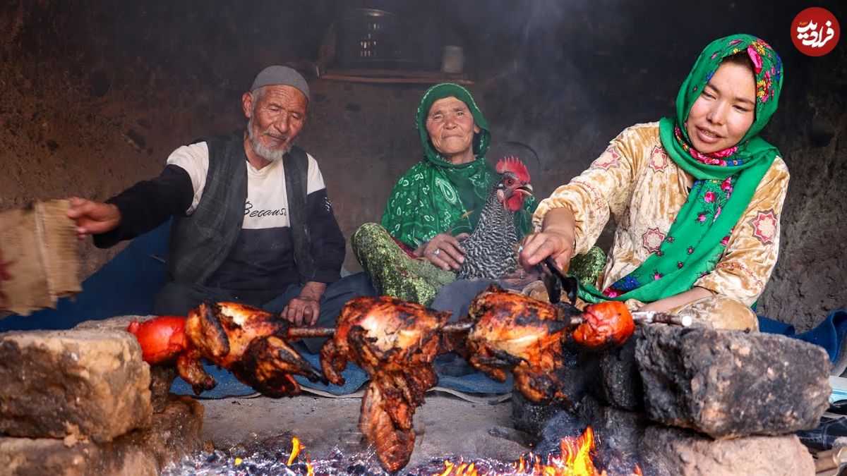 ببینید؛ غذای روستایی در افغانستان؛ کباب کردن مرغ کامل در غار توسط زوج سالخورده