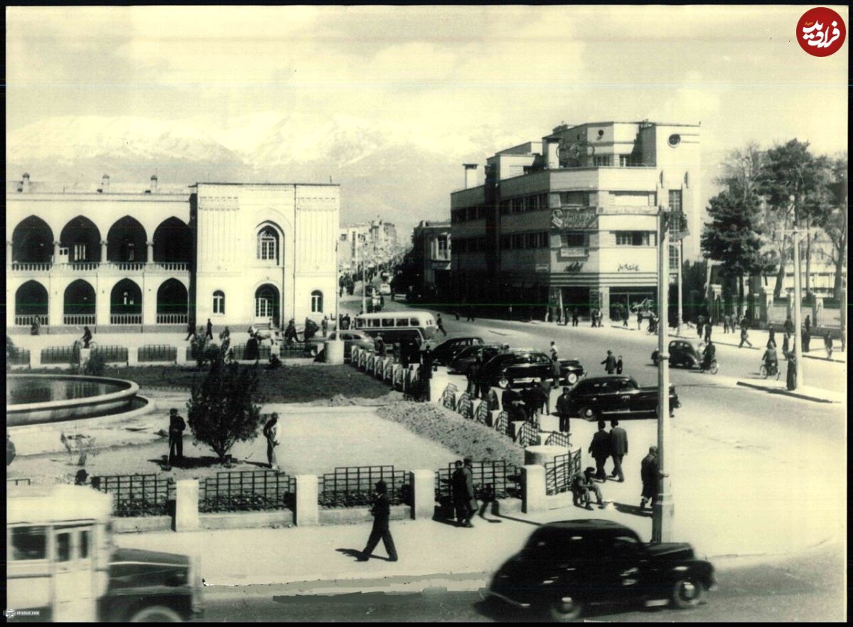 عکس؛ سفر در زمان؛ عکس تاریخی از آبفروشان چهارراه مخبرالدوله ۸۰ سال پیش!