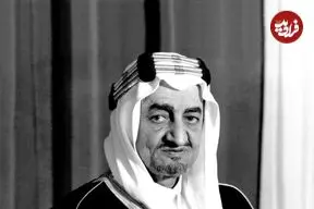 عکس| سفر در زمان؛«ملک فیصل، پادشاه عربستان» در یک کنفرانس مطبوعاتی در نیویورک؛ سال 1331