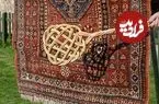 عکس| سفر به ایران قدیم؛ مرد اصفهانی در حال تکاندن قالی‌ها با چوب؛ سال 1340