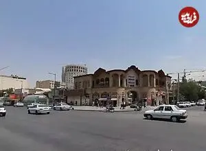 عکس| سفر زمان؛ عبور الاغ‌ها از چهارراه زند شیراز؛ حدود یک قرن قبل