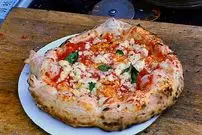 ببینید| غذای خیابانی در آمریکا؛ تهیه پیتزا پپرونی و مارگاریتا در نیویورک