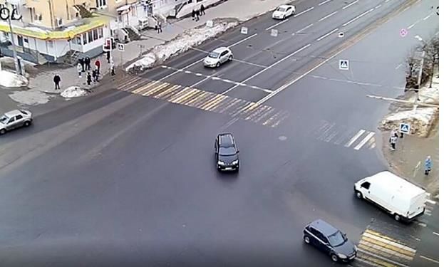 (ویدئو) لحظه یک تصادف عجیب برای جلوگیری از برخورد با خودروی در حال عبور!