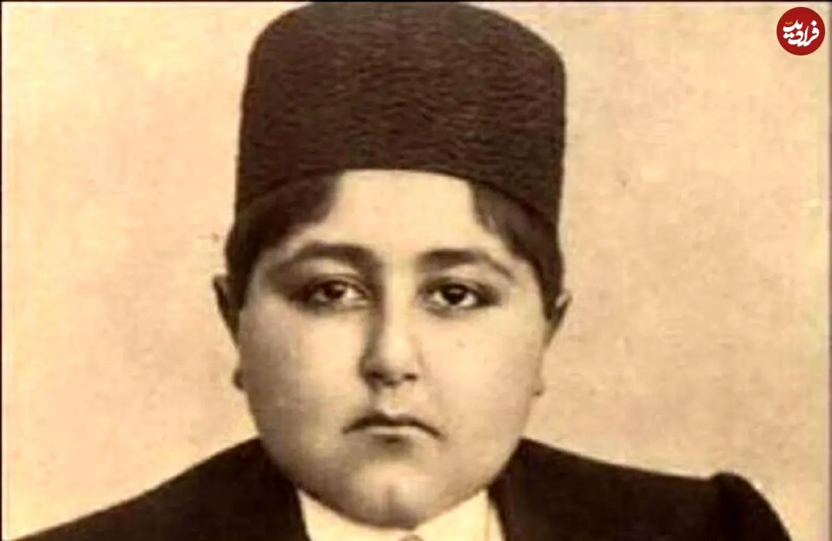 عکس| سفر در زمان؛ «احمدشاه قاجار» با سبیل کم پشت در کنار چند تن از اطرافیان