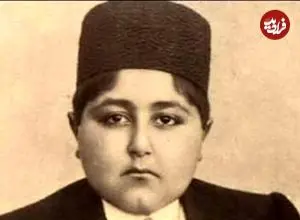 عکس| سفر در زمان؛ «احمدشاه قاجار» با سبیل کم پشت در کنار چند تن از اطرافیان