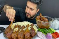 ببینید؛ غذا خوردن با صدا؛ خوردن 2 کیلو چلو مرغ کاری توسط بلاگر پاکستانی 