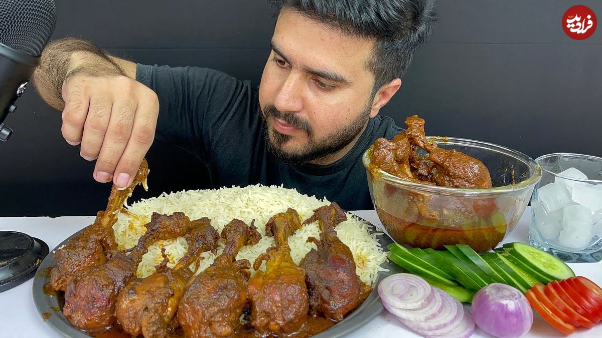 ببینید؛ غذا خوردن با صدا؛ خوردن 2 کیلو چلو مرغ کاری توسط بلاگر پاکستانی