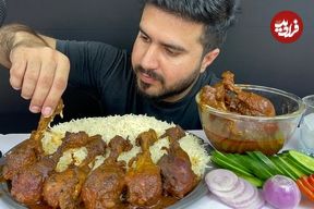 ببینید؛ غذا خوردن با صدا؛ خوردن 2 کیلو چلو مرغ کاری توسط بلاگر پاکستانی 