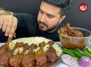 ببینید؛ غذا خوردن با صدا؛ خوردن 2 کیلو چلو مرغ کاری توسط بلاگر پاکستانی 