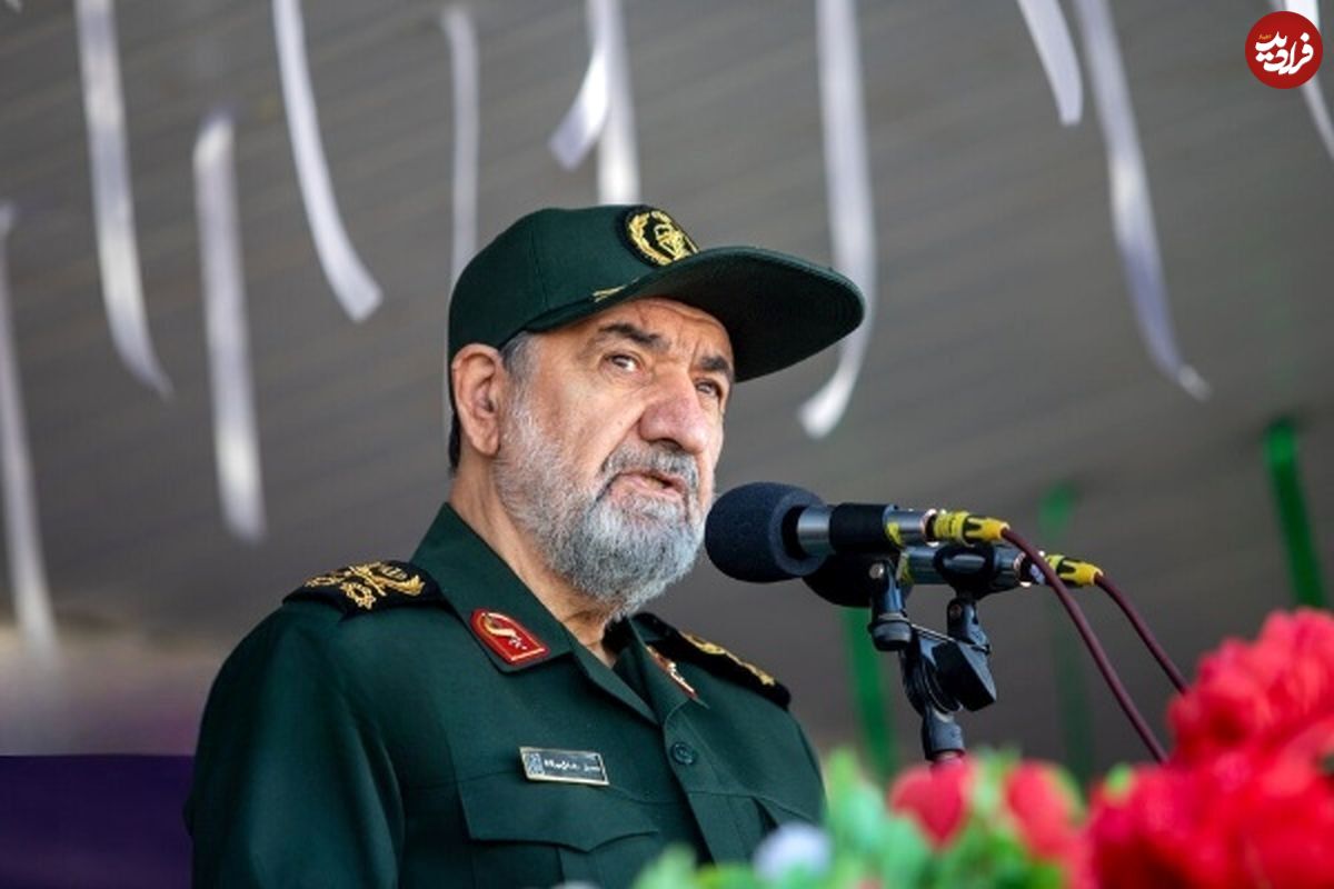 عکس؛ سفر در زمان؛ «محسن رضایی میرقائد» در یک مانور دریایی در دهه 60