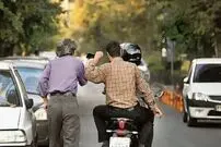ببینید؛ تنبیه خیابانی سارقین تلفن همراه یک زن توسط راننده تریلی با شیوه‌ای متفاوت!