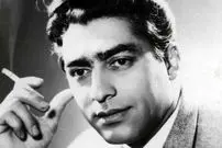 عکس| سفر در زمان؛ «فردین» در حال حساب و کتاب در مغازه فرش فروشی اش؛ دهه 70