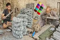 ببینید| مراحل تماشایی تولید النگوهای فلزی رنگی در کارگاهی در پاکستان