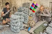 ببینید| مراحل تماشایی تولید النگوهای فلزی رنگی در کارگاهی در پاکستان