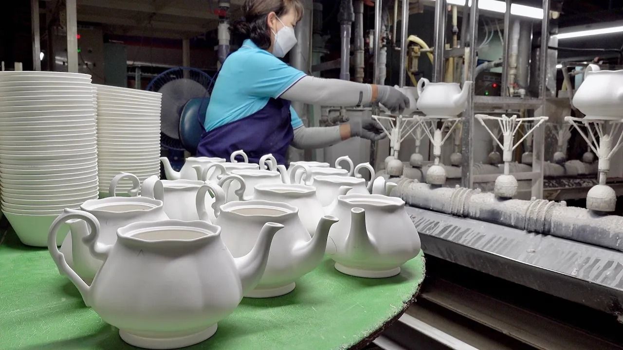 (ویدئو) نحوه تولید هزاران قوری و فنجان چای زیبا در یک کارخانه مشهور کره ای