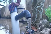 (ویدئو) نحوه ساخت یک پمپ آب خلاقانه بدون نیاز به برق با لوله پلیکا 